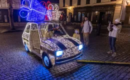 na zdjęciu ozdobione miasto i osoby podczas rozświetlenia