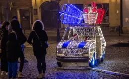 na zdjęciu ozdobione miasto i osoby podczas rozświetlenia