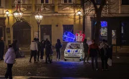 na zdjęciu ozdobione miasto i osoby podczas rozświetlenia