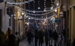 na zdjęciu ozdobione miasto i osoby podczas rozświetlenia