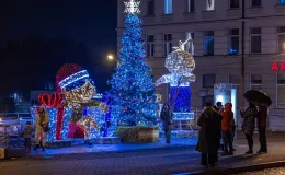 na zdjęciu ozdobione miasto i osoby podczas rozświetlenia
