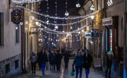 na zdjęciu ozdobione miasto i osoby podczas rozświetlenia