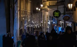 na zdjęciu ozdobione miasto i osoby podczas rozświetlenia