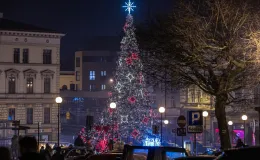 na zdjęciu ozdobione miasto i osoby podczas rozświetlenia
