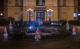 na zdjęciu ozdobione miasto i osoby podczas rozświetlenia