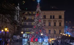 na zdjęciu ozdobione miasto i osoby podczas rozświetlenia