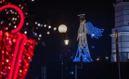 na zdjęciu ozdobione miasto i osoby podczas rozświetlenia