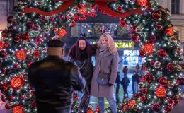 na zdjęciu ozdobione miasto i osoby podczas rozświetlenia