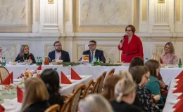 na zdjęciu osoby podczas spotkania