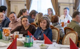 na zdjęciu osoby podczas spotkania