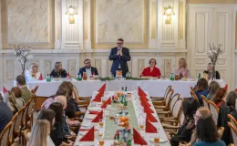 na zdjęciu osoby podczas spotkania