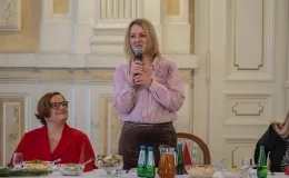 na zdjęciu osoby podczas spotkania