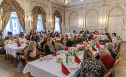 na zdjęciu osoby podczas spotkania