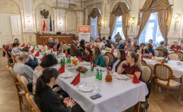 na zdjęciu osoby podczas spotkania