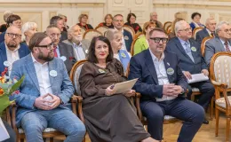 na zdjęciu osoby podczas uroczystości