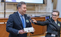 na zdjęciu osoby podczas uroczystości