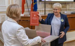 na zdjęciu osoby podczas uroczystości