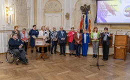 na zdjęciu osoby podczas uroczystości