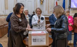 na zdjęciu osoby podczas uroczystości