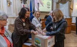 na zdjęciu osoby podczas uroczystości