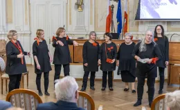 na zdjęciu osoby podczas uroczystości