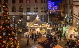 na zdjęciu osoby podczas Świąt na Starówce