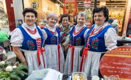 na zdjęciu osoby podczas pikniku