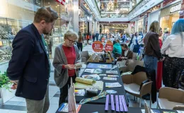 na zdjęciu osoby podczas pikniku