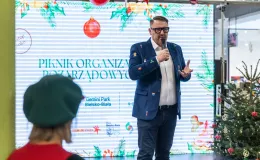 na zdjęciu osoby podczas pikniku