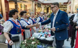 na zdjęciu osoby podczas pikniku