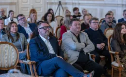 na zdjęciu osoby podczas spotkania