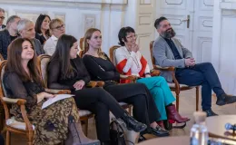 na zdjęciu osoby podczas spotkania