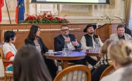 na zdjęciu osoby podczas spotkania