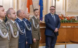 na zdjęciu osoby podczas uroczystości