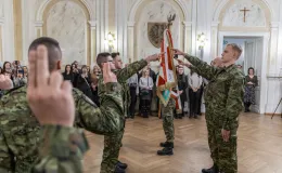 na zdjęciu osoby podczas uroczystości