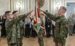 na zdjęciu osoby podczas uroczystości