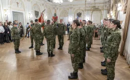 na zdjęciu osoby podczas uroczystości