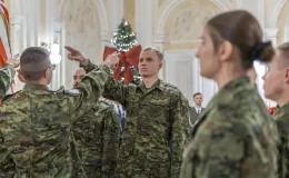 na zdjęciu osoby podczas uroczystości