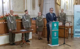 na zdjęciu osoby podczas uroczystości