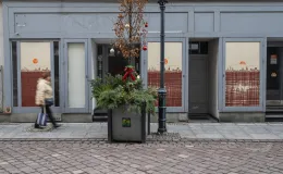 na zdjęciu plakaty na budynku