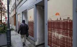 na zdjęciu plakaty na budynku