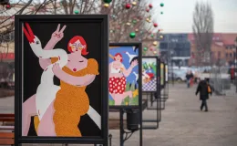 na zdjęciu plakaty na budynku