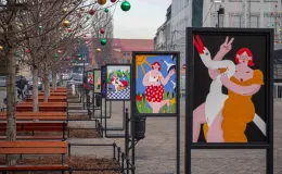 na zdjęciu plakaty na budynku