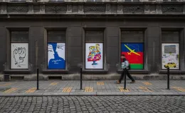 na zdjęciu plakaty na budynku