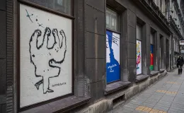 na zdjęciu plakaty na budynku