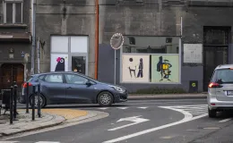 na zdjęciu plakaty na budynku