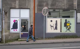 na zdjęciu plakaty na budynku