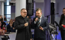 na zdjęciu osoby podczas wigilii