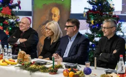 na zdjęciu osoby podczas wigilii