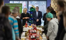 na zdjęciu osoby podczas wigilii